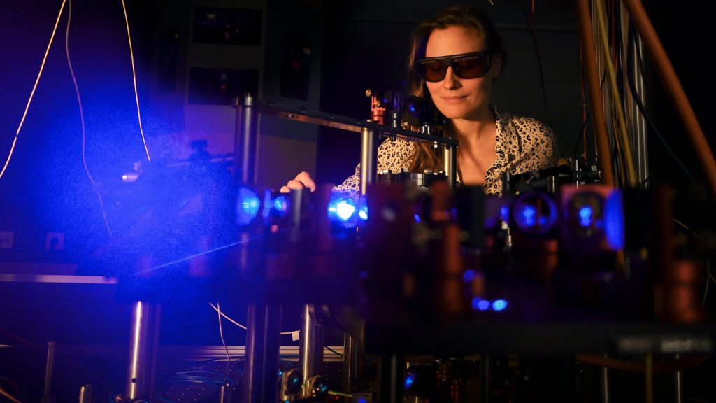 Kontinuierliche Atomquelle für hochpräzise Uhren und Quanteninformation