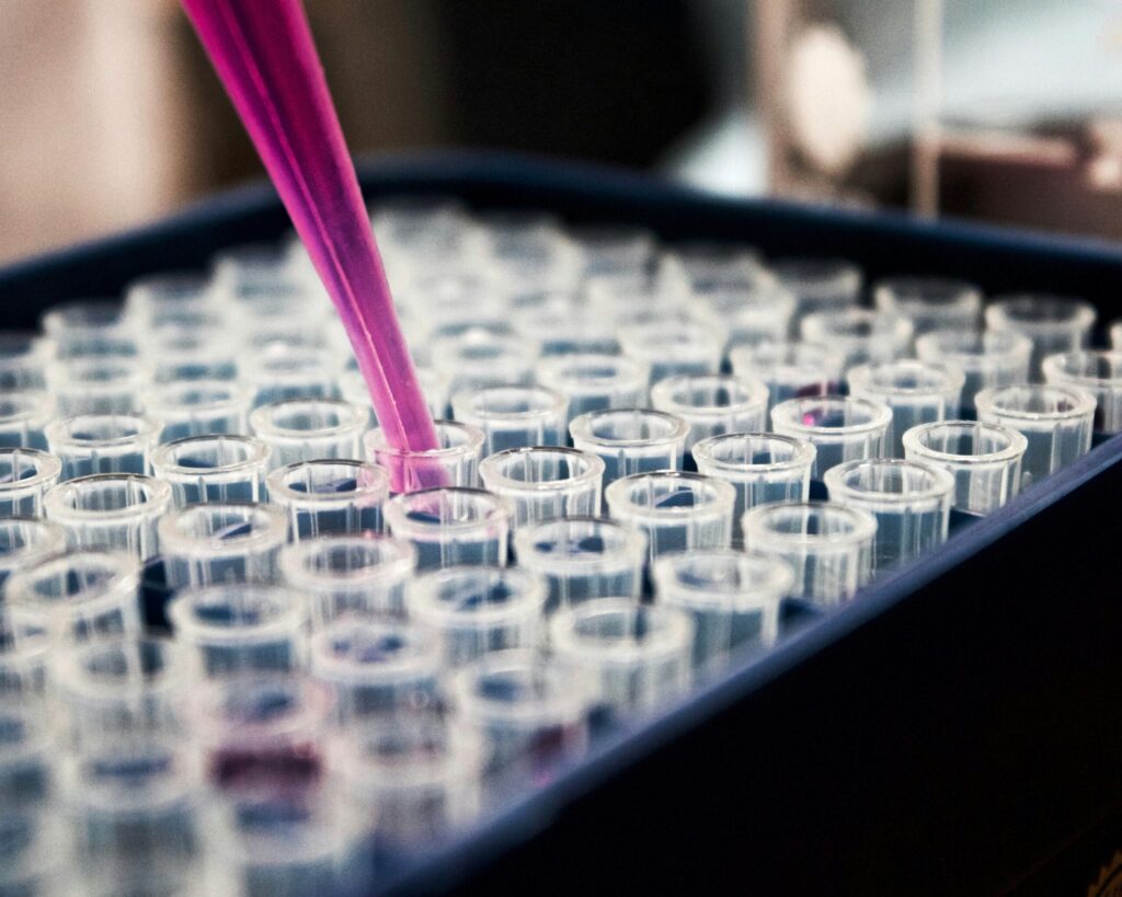 Proteine entschlüsseln leicht gemacht: Kostengünstige fluoreszenzbasierte Sequenzierung für die für die Medizin und Biotechnologie