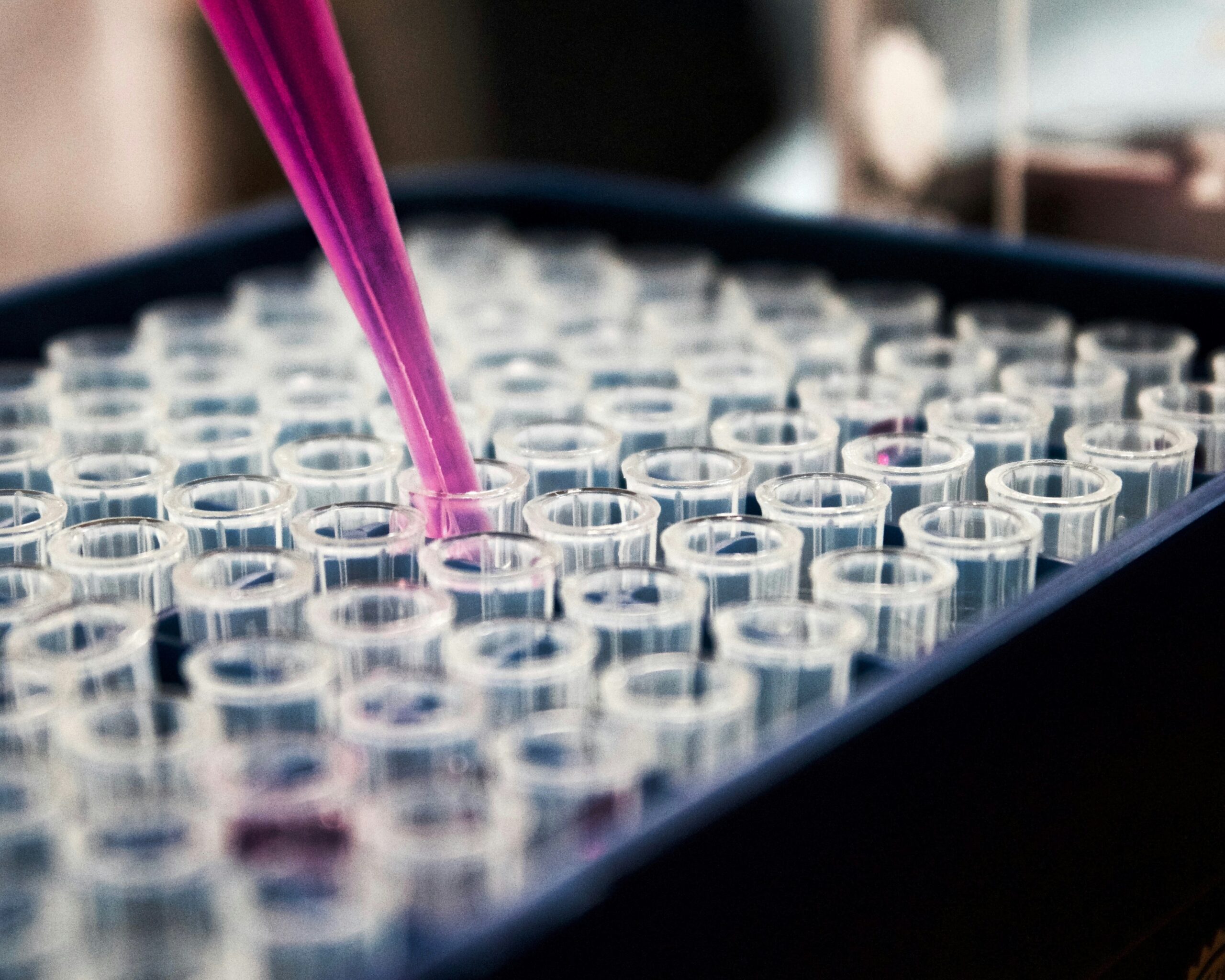 Proteine entschlüsseln leicht gemacht: Kostengünstige fluoreszenzbasierte Sequenzierung für die für die Medizin und Biotechnologie