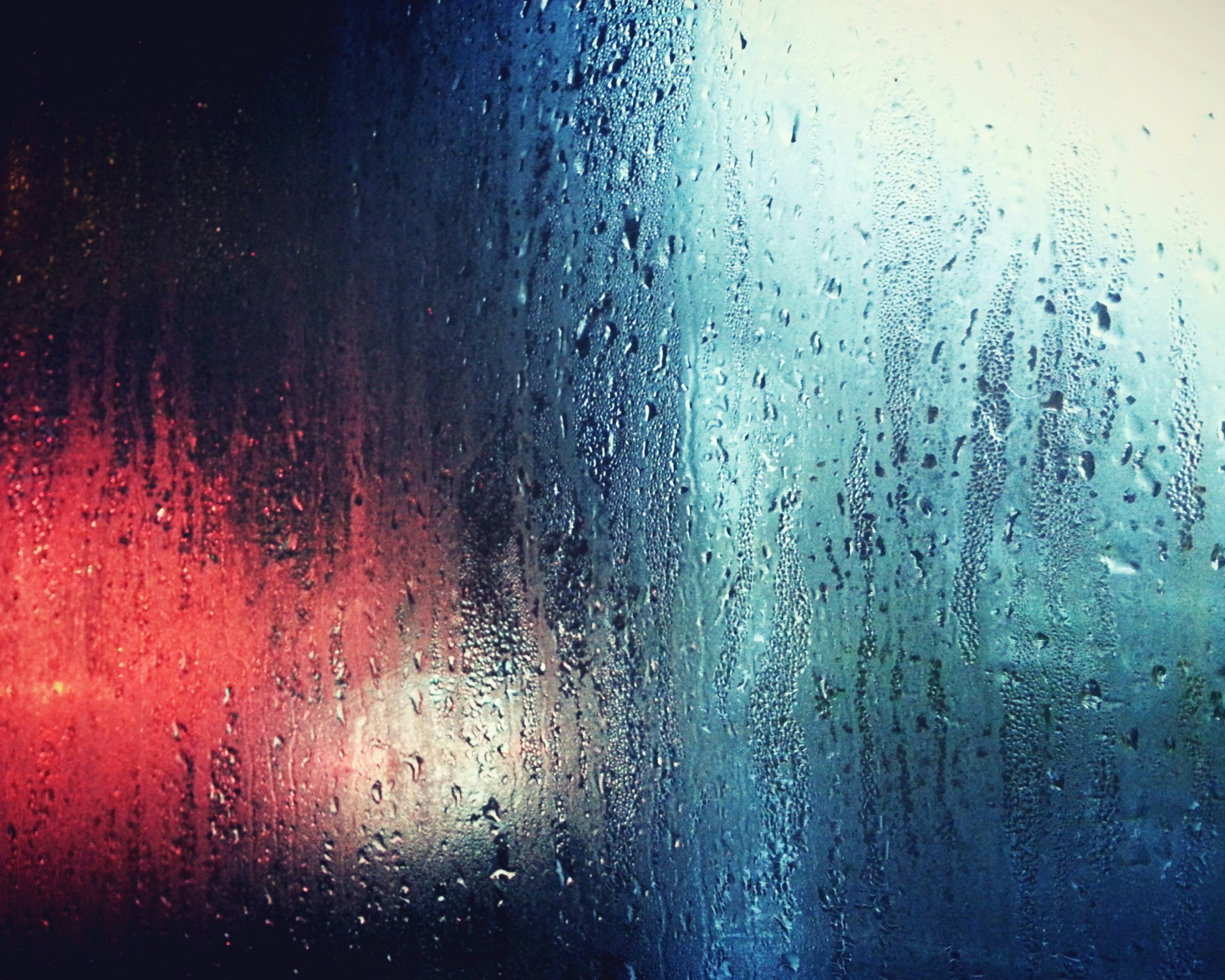 Strom aus Luftfeuchtigkeit – Energiegewinnung durch atmosphärischen Wasserdampf